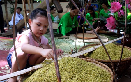Anak-anak Ibukota Hanoi menyambut Festival Medio Musim Rontok di Museum Etnologi Vietnam - ảnh 3