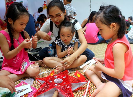 Anak-anak Ibukota Hanoi menyambut Festival Medio Musim Rontok di Museum Etnologi Vietnam - ảnh 6
