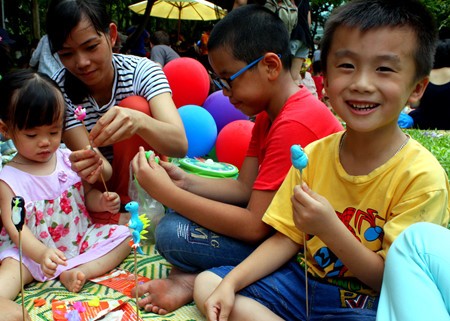 Anak-anak Ibukota Hanoi menyambut Festival Medio Musim Rontok di Museum Etnologi Vietnam - ảnh 7
