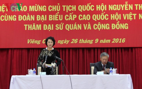 Ketua MN Vietnam, Ibu Nguyen Thi Kim Ngan mengunjungi Kedutaan Besar dan para diaspora Vietnam di Laos - ảnh 1