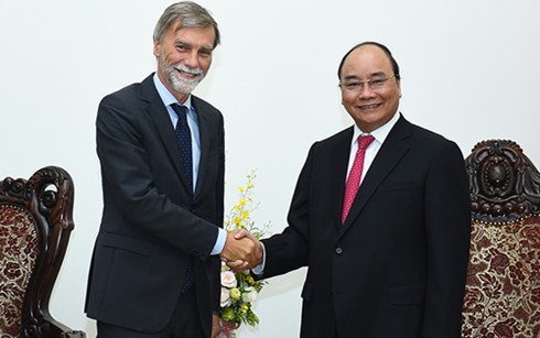 PM Nguyen Xuan Phuc menerima Menteri Infrastruktur, Perhubungan dan Transportasi Italia, Graziano Delrio - ảnh 1