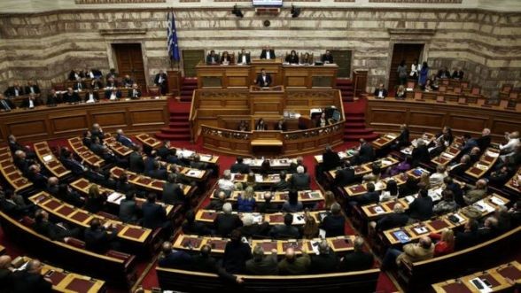 Parlemen Yunani mengesahkan langkah-langkah reformasi ekonomi baru - ảnh 1