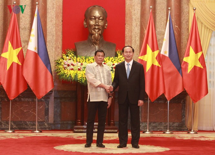 Presiden Republik Filipina mengakhiri secara baik kunjungan di Vietnam - ảnh 1