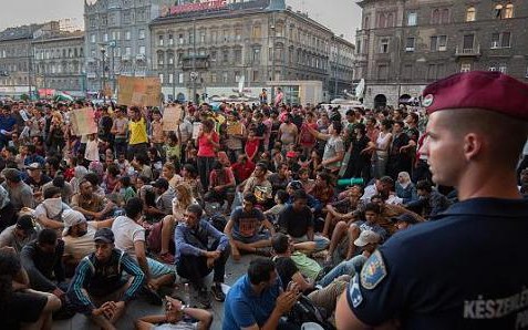 PM Hungaria mengimbau kepada rakyat supaya memprotes rencana Uni Eropa dalam menerima migran - ảnh 1