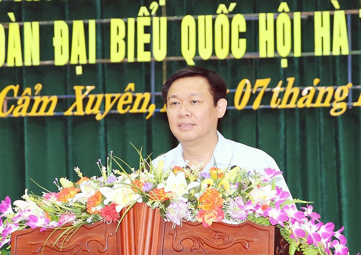 Deputi PM Vuong Dinh Hue melakukan kontak dengan pemilih-pemilih kabupaten Huong Khe, provinsi Ha Tinh - ảnh 1