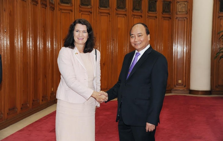 PM Nguyen Xuan Phuc menerima Menteri Perdagangan Swedia, Ann Linde - ảnh 1