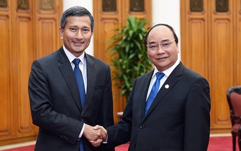 PM Nguyen Xuan Phuc menerima Menlu Singapura, Vivian Balakrishnan - ảnh 1