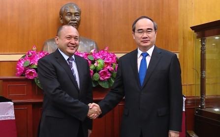 Ketua Pengurus Besar Front Tanah Air Vietnam, Nguyen Thien Nhan menerima Dubes Kazakhstan, Baketzhan Zhumakhnove - ảnh 1
