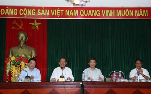 Deputi PM Vietnam, Truong Hoa Binh melakukan dialog dengan para nelayan tentang kebijakan ganti rugi - ảnh 1