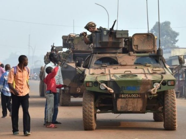 Perancis menghentikan sepunuhnya  aktivitas militer di Republik Afrika Tengah - ảnh 1