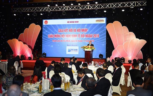 PM Vietnam, Nguyen Xuan Phuc bertemu dengan para peserta Konferensi Ekonomi Luar Negeri - ảnh 1