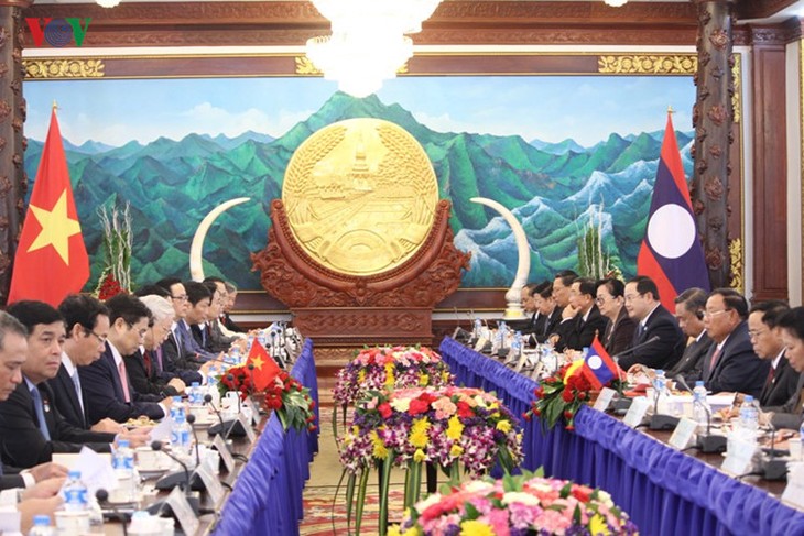 Sekjen KS PKV, Nguyen Phu Trong melakukan pembicaraan dengan Sekjen, Presiden Laos, Bounnhang Volachith - ảnh 1