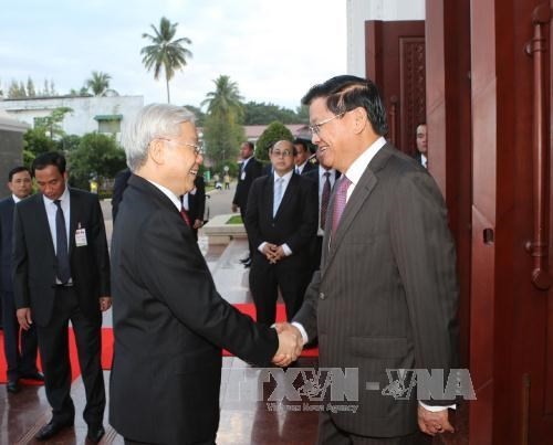 Sekjen KS PKV Nguyen Phu Trong bertemu dengan PM Laos, Thoonglun Sisulith - ảnh 1