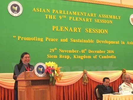  Wakil Ketua MN Vietnam menyampaikan referat yang penting- mekakukuan kunjungan kehormatan kepada Ketua Parlemen Kamboja - ảnh 1