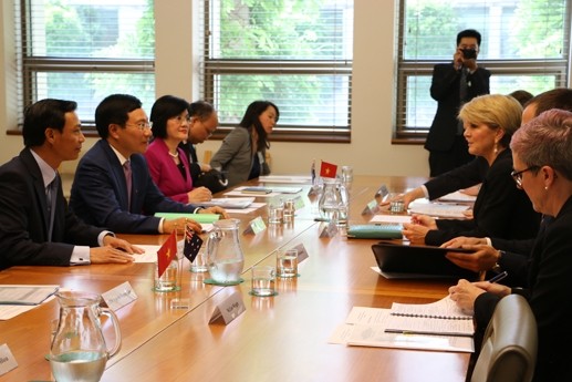Deputi PM, Menlu Vietnam, Pham Binh Minh melakukan pembicaraan dengan Menlu Australia, Julie Bishop - ảnh 1