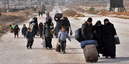 Ribuan orang Suriah mengungsi karena baku tembak di kota Aleppo - ảnh 1