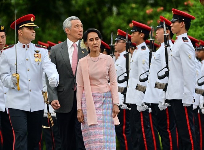 Panasehat Negara  Myanmar melakukan kunjungan resmi di Singapura - ảnh 1