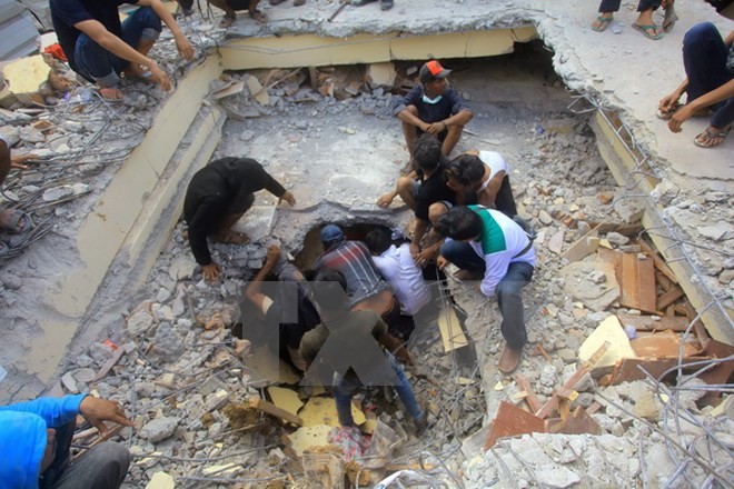 Presiden Joko Widodo melakukan inspeksi penanganan akibat gempa bumi - ảnh 1