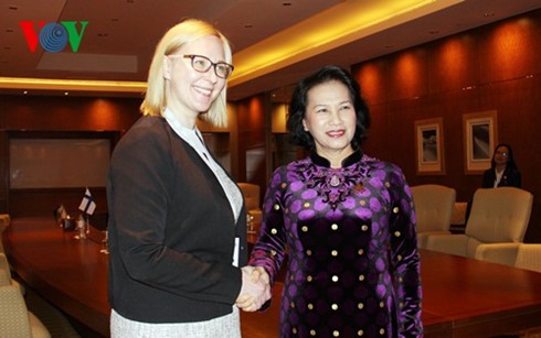 Ketua MN Vietnam, Ibu Nguyen Thi Kim Ngan menerima Ketua Parlemen Finlandia dan bertemu dengan Ketua Dewan Nasional  UEA - ảnh 1