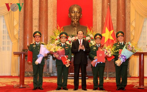 Presiden Vietnam, Tran Dai Quang menyampaikan Keputusan tentang pemberian pangkat Letnan Jenderal Tentara Rakyat Vietnam - ảnh 1