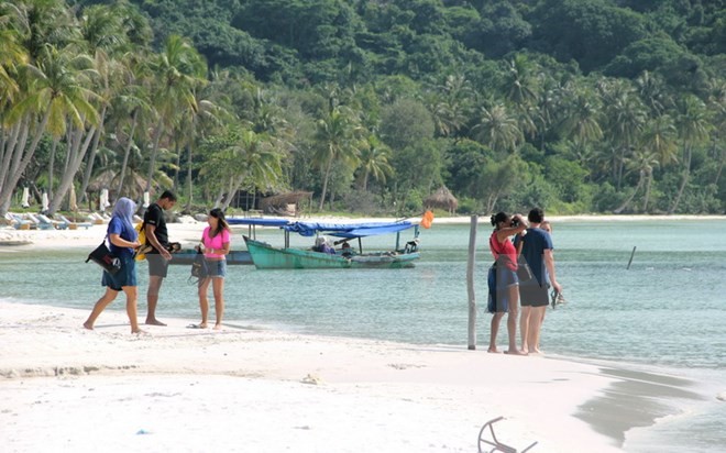 Kabupaten pulau Phu Quoc berupaya menyambut kedatangan lebih dari 1,8 juta wisatawan pada tahun 2017 - ảnh 1
