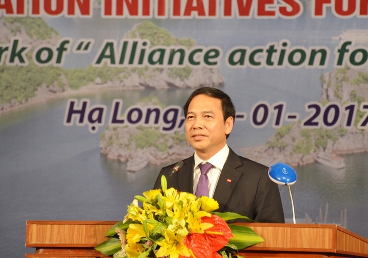 Mendorong gagasan-gagasan mengkonservasikan, mendidik dan melindungi lingkungan Teluk Ha Long - ảnh 1