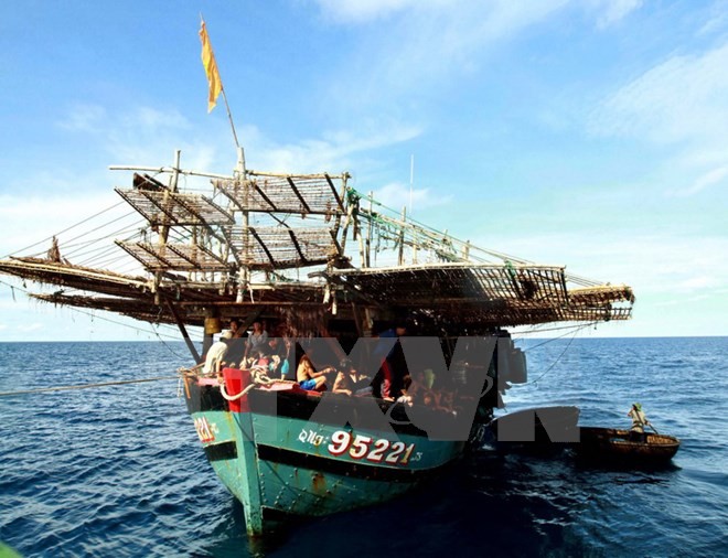 Kaum nelayan provinsi Phu Yen menyelamatkan dua nelayan Filipina yang mengalami kecelakaan di laut - ảnh 1