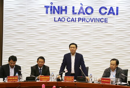 Deputi PM Vuong Dinh Hue melakukan temu kerja di provinsi Lao Cai - ảnh 1