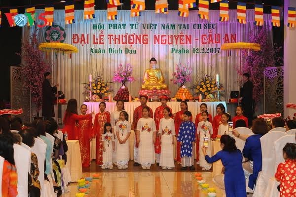 Upacara memohon ketenteraman pada awal tahun baru dari komunitas orang Vietnam di Republik Czech - ảnh 1
