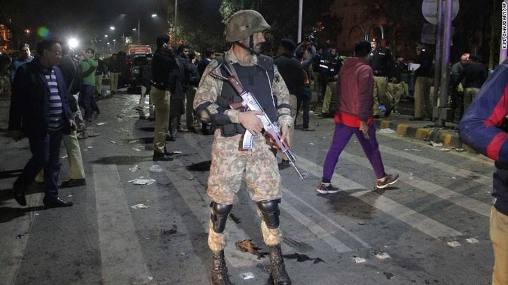 Serangan bom bunuh diri di Pakistan, menimbulkan puluhan korban - ảnh 1