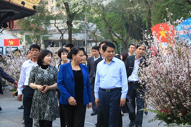 Ketua MN Vietnam, Nguyen Thi Kim Ngan mengunjungi pameran bunga Sakura di kota Hanoi - ảnh 1
