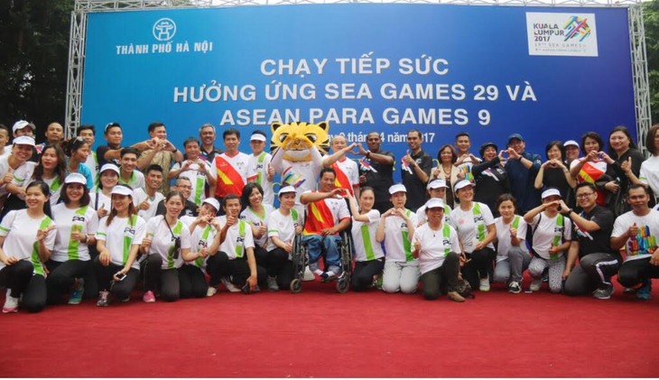 Vietnam mengadakan Program lari estafet untuk menyambut Sea Games 29 dan Para Games 9 - ảnh 1