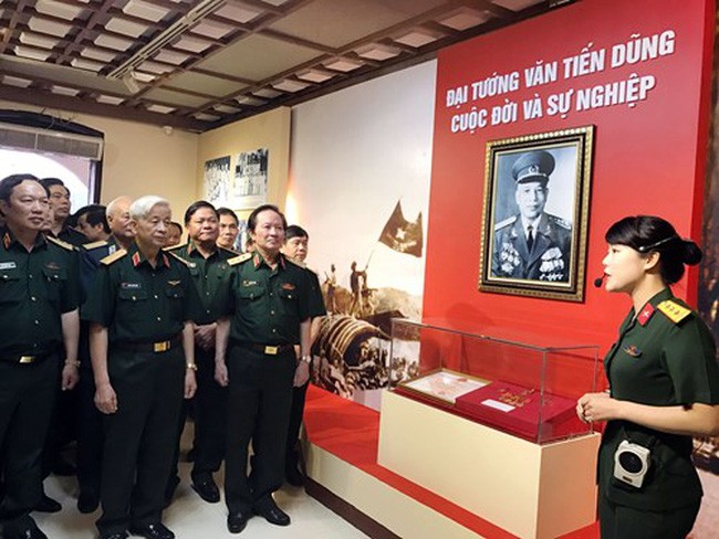 Pameran “Jenderal Van Tien Dung – Kehidupan dan Usaha” - ảnh 1