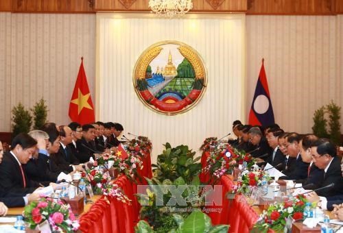 PM Vietnam, Nguyen Xuan Phuc melakukan pembicaraan dengan PM Laos, Thoonglun Sisoulith - ảnh 1