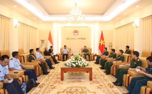 Kepala Staf Umum Tentara Rakyat Vietnam menerima Kepala Staf Angkatan Udara Indonesia - ảnh 1