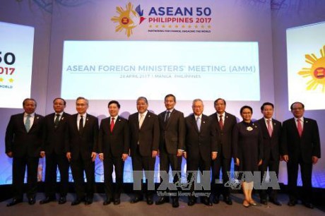 Para Menlu ASEAN mengeluarkan pernyataan bersama tentang semenanjung Korea dan Laut Timur - ảnh 1