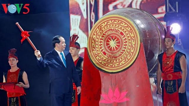 Presiden Vietnam, Tran Dai Quang memukul genderang untuk membuka musim wisata Cua Lo tahun 2017 - ảnh 1