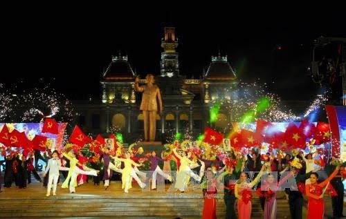 Banyak aktivitas kesenian memperingati ultah ke-42 Hari Pembebasan Total Vietnam Selatan dan Penyatuan Tanah Air - ảnh 1