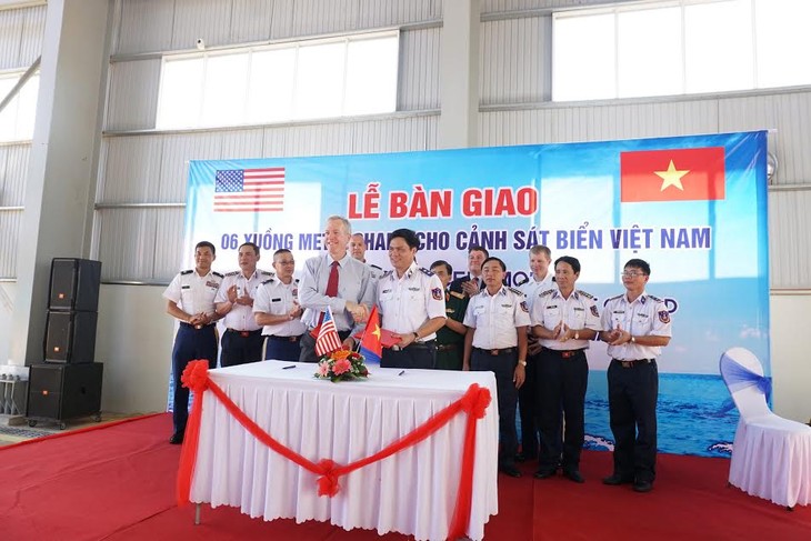  AS melakukan serah terima 6 kapal patroli laut kepada Polisi Laut Vietnam - ảnh 1