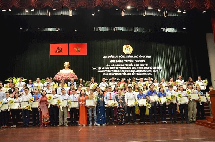 Memuji para kolektif dan perseorangan tipikal dalam belajar dan bertindak sesuai dengan keteladanan moral Ho Chi Minh - ảnh 1