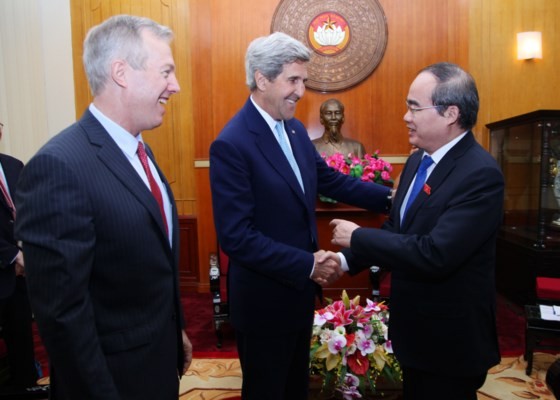 Sekretaris Komite Partai kota Ho Chi Minh, Nguyen Thien Nhan menerima mantan Menlu AS, John Kerry - ảnh 1