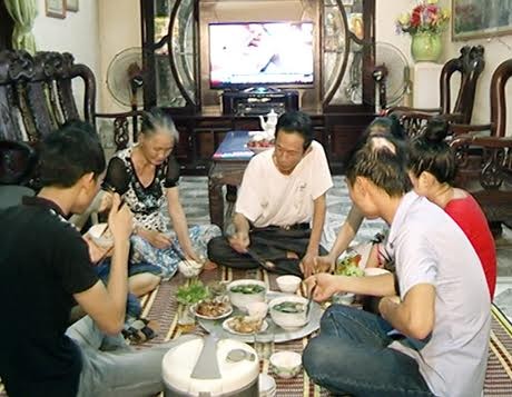 Hidangan makan mengaitkan keluarga warga kota Hanoi - ảnh 2