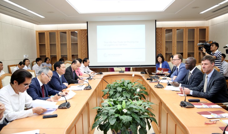 Vietnam berkonsultasi dengan Bank Dunia untuk mengembangkan ekonomi dan perdagangan - ảnh 1