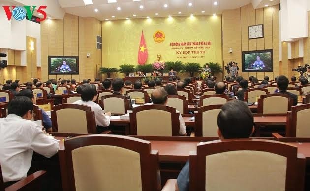  Pembukaan persidangan ke-4 Dewan Rakyat kota Hanoi angkatan XV - ảnh 1