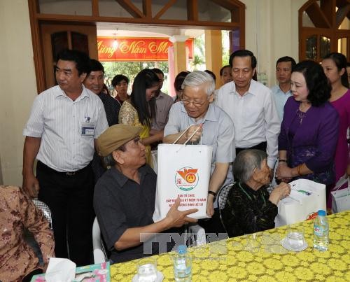 Sekjen KS PKV, Nguyen Phu Trong berkunjung dan memberikan bingkisan kepada orang-orang yang berjasa kepada revolusi di Kota Hanoi - ảnh 1