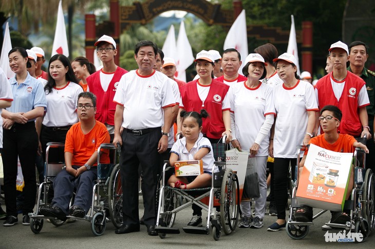 Lima ribu orang melakukan gerak jalan demi para korban oranye/dioxin dan kaum disabilitas miskin - ảnh 1