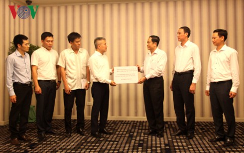  Kedutaan Besar Vietnam untuk Laos memberikan dana sumbangan kepada warga yang mengalami kerugian akibat hujan dan banjir - ảnh 1