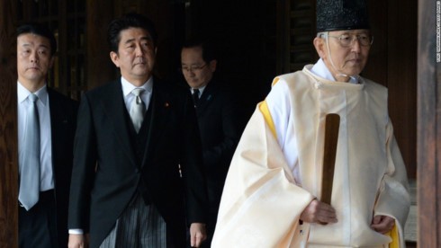  PM Jepang, Shinzo Abe mengirim benda sajian ke Kuil Yasukuni - ảnh 1