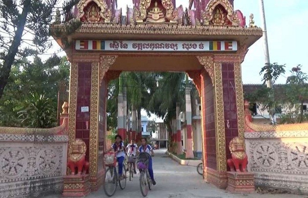 Pagoda Lakhanavong Xung Thum membantu para murid miskin bersekolah - ảnh 1