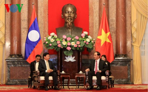 Para pemimpin Partai, Pemerintah dan Negara Vietnam menerima PM Laos, Thongloun Sisoulith - ảnh 2